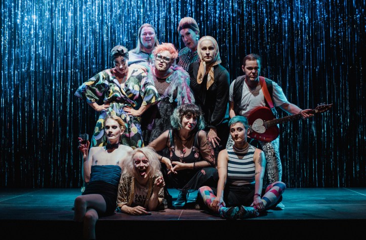 Elokuun esityksen kaikki esiintyjät. Kuva: Anniina Joensalo