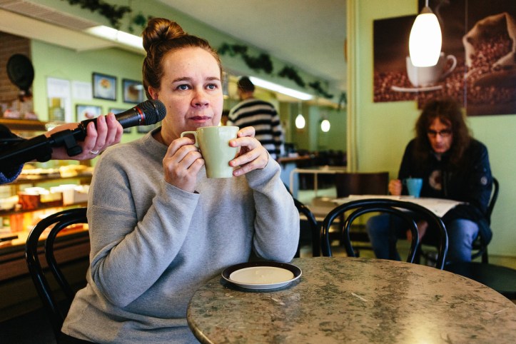 Kotiäidillä ei ole aikaa istua kahviloissa. Kuvassa Katja Küttner. / Kuvaaja Mitro Härkönen.