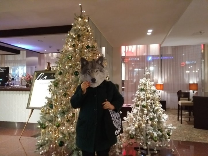 Minä viime vuonna PÖFF:in silloisen infopisteen, Nordic Hotel Forumin, aulassa. Kiitos kuvasta Eijalle! 