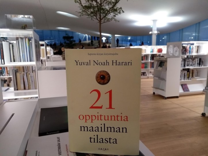 Nappasin kirjasta kuvan uudessa keskustakirjasto Oodissa, jossa kirjoitin tämän arvion. Kirja ei tosin ole kirjaston kirja, vaan arvostelukappale Bazar Kustannukselta.