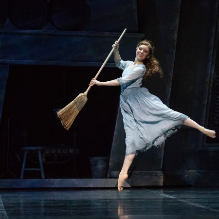 Abigail Sheppard tanssimassa Tuhkimon roolin. Kuvaaja: Mirka Kleemola