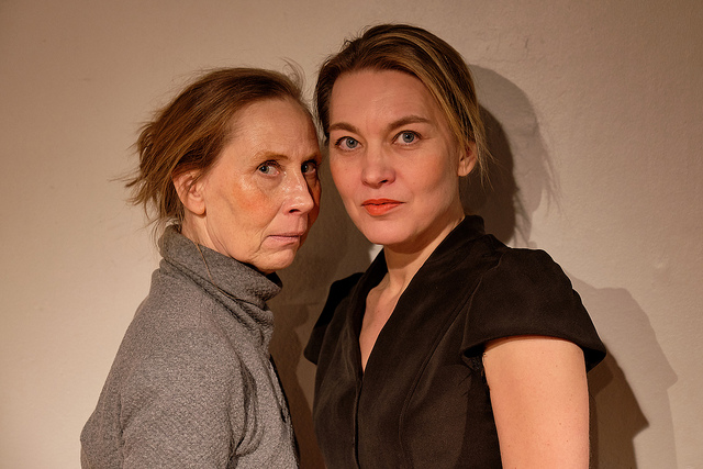 Kuvassa ovat Kati Outinen ja Annatuuli Saine. Kuva: Marko Mäkinen