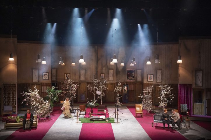 Helsingin Kaupunginteatteri – Kirsikkatarha – Kuvassa Chike Ohanwe, Sanna Majuri, Emilia Sinisalo ja Eero Saarinen – Kuva Stefan Bremer