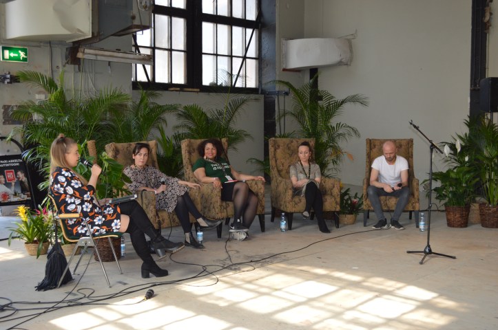 "Kasvojen menetys & anteeksipyyntö. Prosessi typerästä teosta anteeksipyyntöön." Juontajana Johanna Kerola, keskustelijoina Fatim Diarra (Vihreät), Lotta Heiskanen (Väestöliitto), Jaakko Parkkari (Querelle), Leena Hoverfält (Querelle)