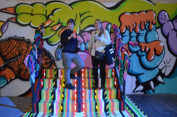 Aava ja Eija Querellen värien keskellä.