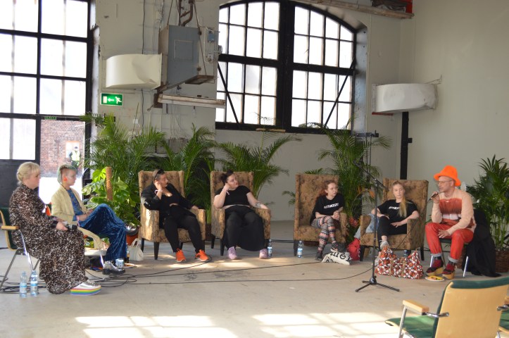 "Bileet! Missä mennään ja minne mennään? Turvallisemmat tilat ja saavutettavuus, missä queer-bileskene on nyt ja minne haluamme?" Juontajana Virpi Kurkihovi, keskustelijoina Kasper Kamppuri (Wonderlust), Lettukestit, Pietari Jean-Jean (La Persé)