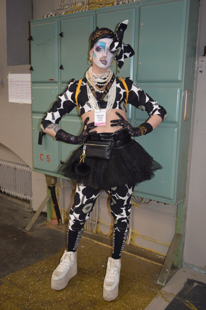 "Tehtäväni on olla Querellen maskotti", kertoi tämä vaikuttava olento. Hän on yksi kolmesta House of Disappointments -kollektiivin jäsenestä. Kyseessä on keväällä 2017 perustettu luova club kid -kollektiivi, joka syntyi tarpeesta luoda väriä harmaaseen arkeen. 