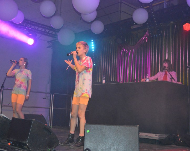 SOFA. Yhtyeen nimi tulee heidän mukaansa sanoista "Se on fakin aitoo".