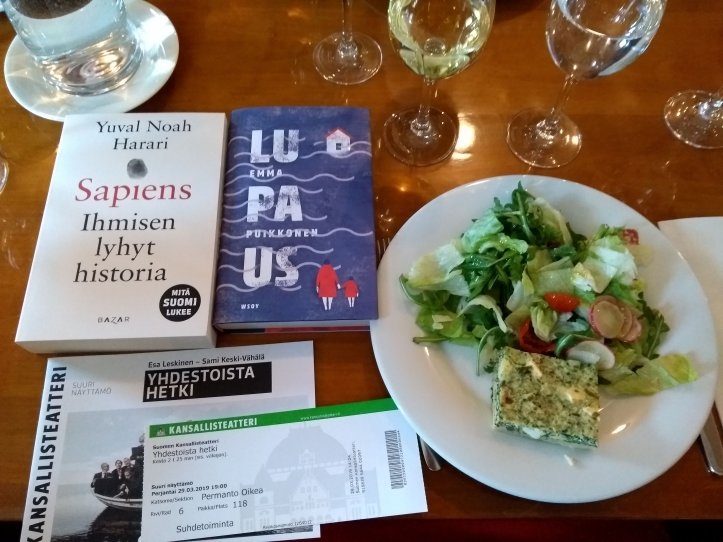 Sain Sapiens-kirjan lahjaksi Kansallisteatterin Bloggariklubilta 29. maaliskuuta.