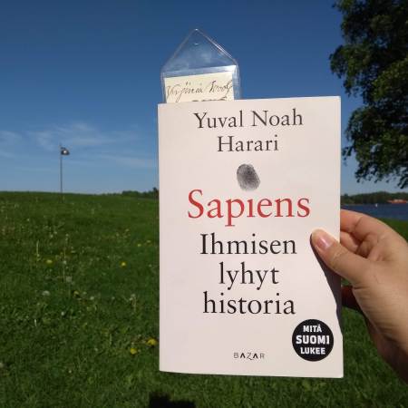 Luin Sapiens-kirjaa tällä viikolla Tervasaaressa.