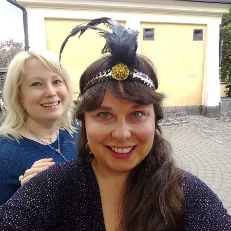 Serkkuni Janica ja minä welfiessä Korjaamon edessä ennen illan alkua.