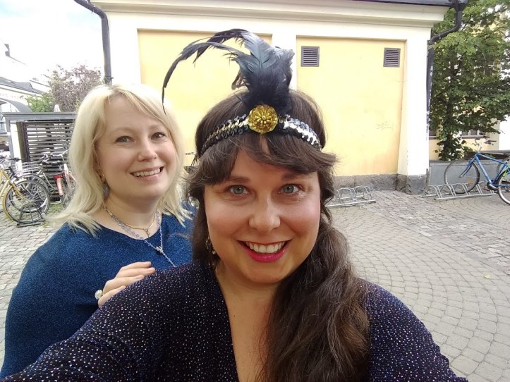 Serkkuni Janica ja minä welfiessä Korjaamon edessä ennen illan alkua. 