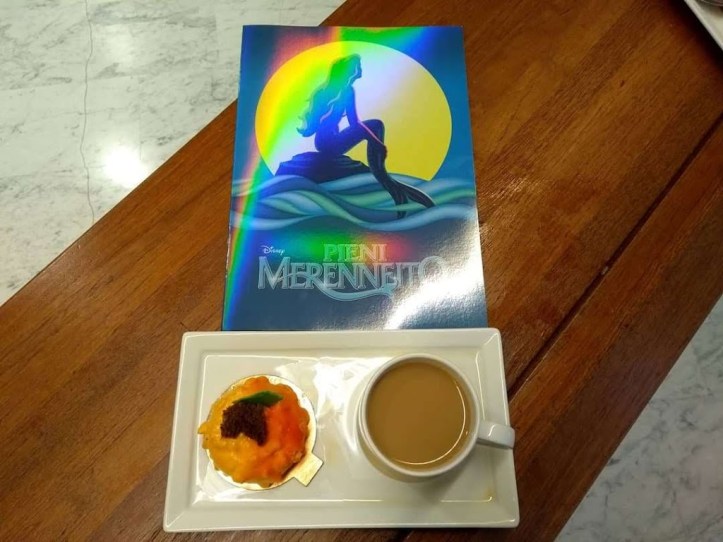 Esitystä varten on luotu trooppinen suklaaleivos. Oli hyvää! 