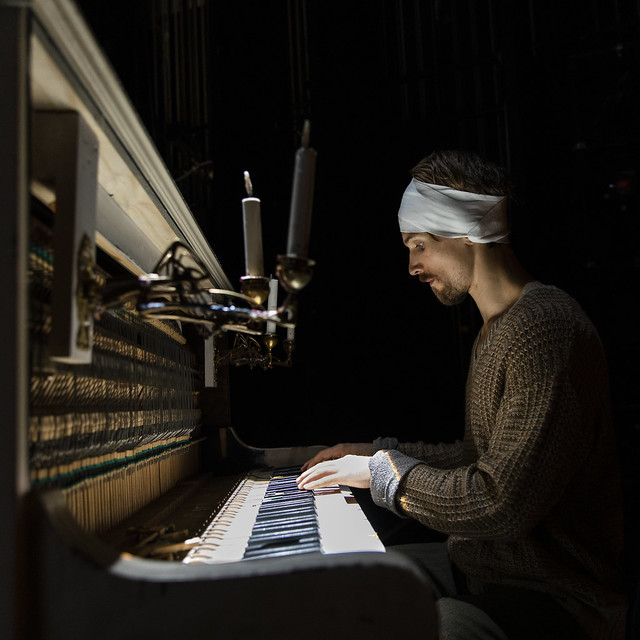 Miro Lopperi esittää kartanon omistajan poikaa Konstantin Trepleviä. Kuva: Tommi Mattila.