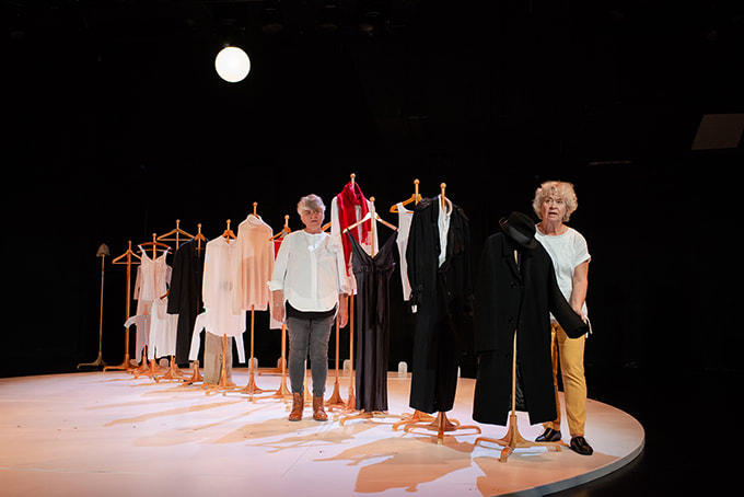 Kuvassa Pirkko Saisio ja Marja Packalén. Valokuva: Noora Geagea