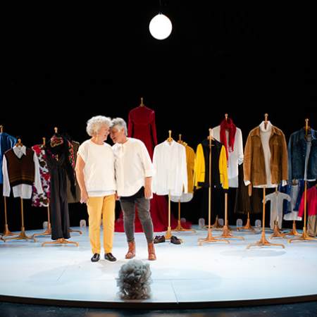 Kuvassa Pirkko Saisio ja Marja Packalén. Valokuva: Noora Geagea