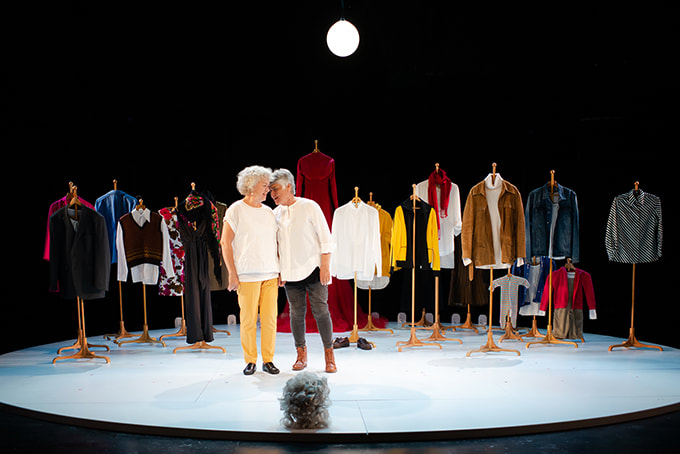 Kuvassa Pirkko Saisio ja Marja Packalén. Valokuva: Noora Geagea