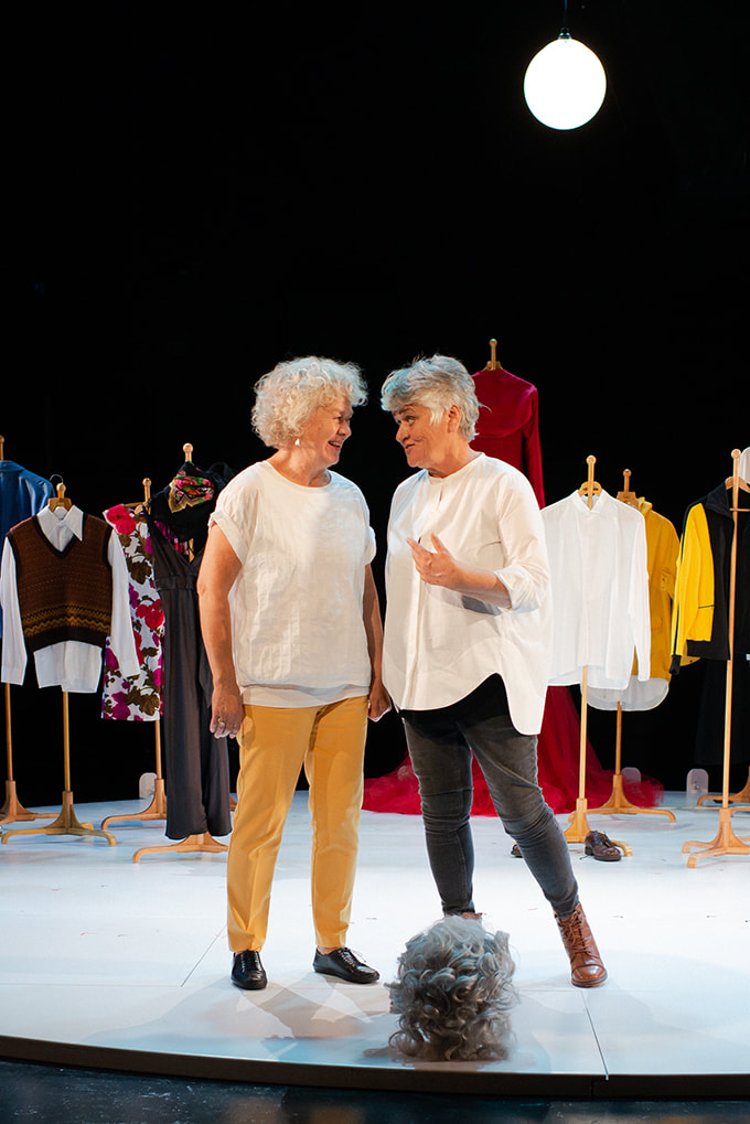 Kuvassa Pirkko Saisio ja Marja Packalén. Valokuva: Noora Geagea