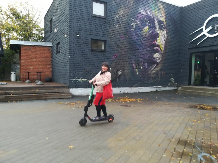 Huristimme Boltin sähköpotkulaudoilla Telliskiveen. Takana näkyy ravintola Lendav Taldrik, jossa söimme.