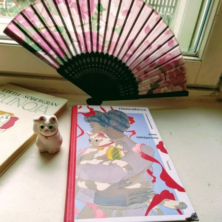 Ostin viime vuonna Tokiosta Gotokuji-kissatemppelistä oman pienen maneki nekoni. Myös viuhka on ostokseni Tokiosta. Södergranin kirjan hankin omakseni 90-luvulla.