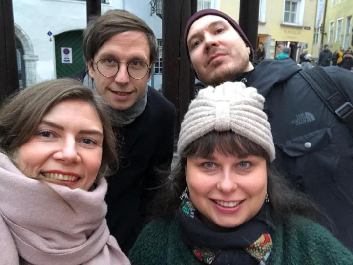 Tallinnan reissuporukkamme eli Eira, Markku, Paavo ja minä 