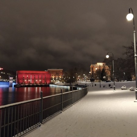 Tammerkosken ranta viime perjantai-iltana, jolloin lunta tupsutti valtoimenaan.