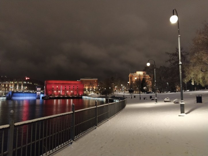 Tammerkosken ranta viime perjantai-iltana, jolloin lunta tupsutti valtoimenaan.