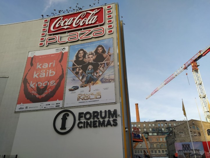 Yksi elokuvateattereista, Coca-Cola Plaza, sijaitsi aivan hotellimme takana. 