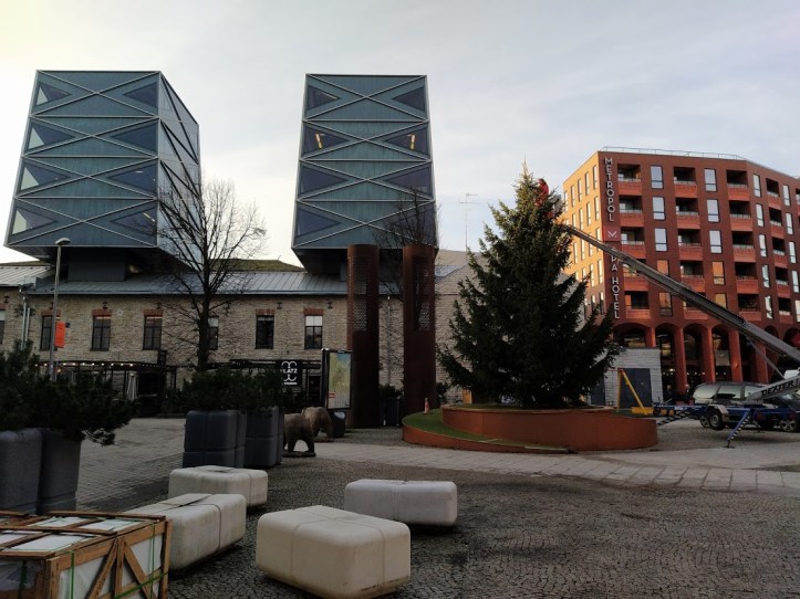 Rotermannin korttelissa koristeltiin joulukuusta perjantaina.