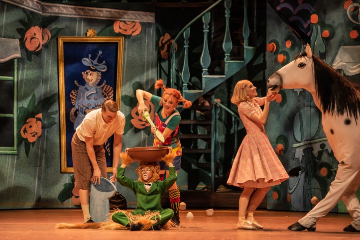 Huvikummussa lettuja paistamassa Atte Kilpinen, Linda Haakana, Kento Jacobs ja Valeria Quintana. Kuva: Mirka Kleemola