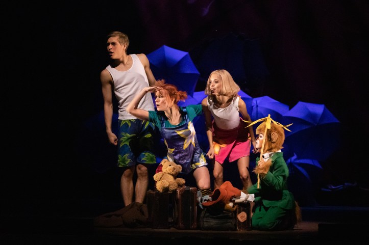 Atte Kilpinen (Tommi), Linda Haakana (Peppi), Valeria Quintana (Annika) ja Kento Jacobs (Herra Tossavainen). Kuva: Mirka Kleemola