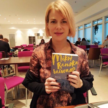 Otin Annastiinasta ja kirjasta kuvan kun juttelimme esiintyjäravintolassa Helsingin Kirjamessuilla lokakuussa.