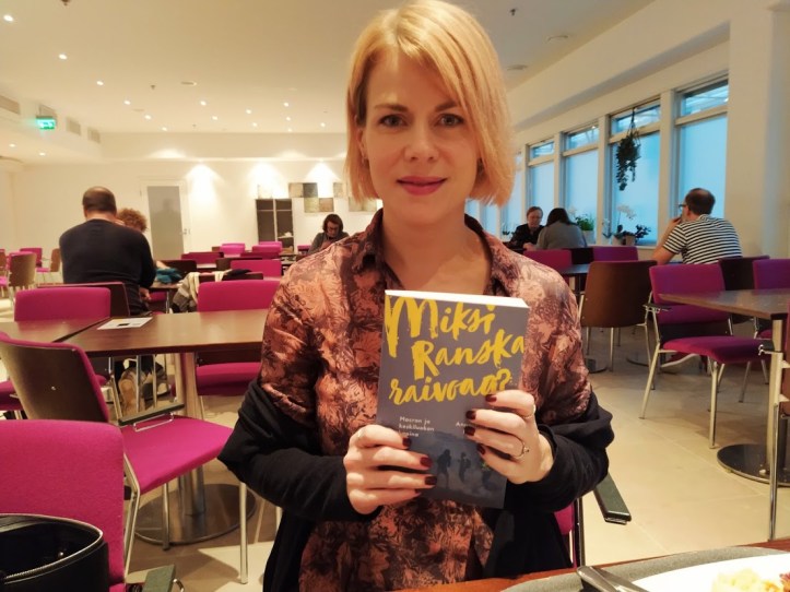 Otin Annastiinasta ja kirjasta kuvan kun juttelimme esiintyjäravintolassa Helsingin Kirjamessuilla lokakuussa. 