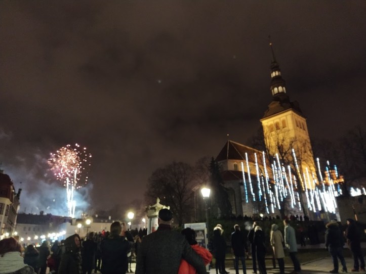 Ilotulituksia katsomassa Harju-kadulla