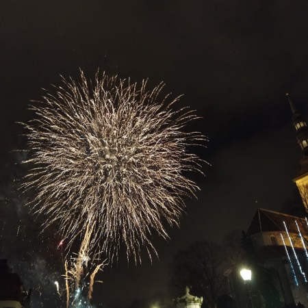 Uuden vuoden ilotulitusta vanhassa kaupungissa. Kaikki jutun kuvat ovat puhelimellani ottamia.