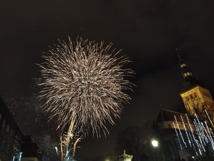 Uuden vuoden ilotulitusta vanhassa kaupungissa. Kaikki jutun kuvat ovat puhelimellani ottamia. 