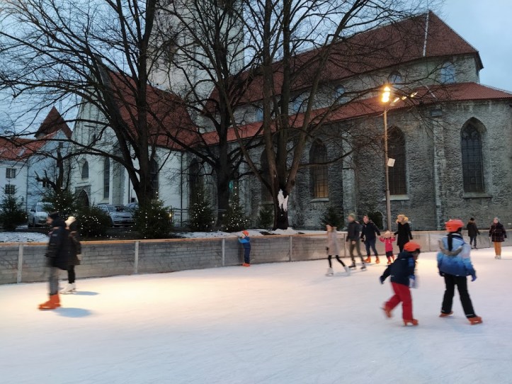 Harju-kadun luistelukenttä on ihanassa miljöössä, mutta jono sinne oli pitkä. 