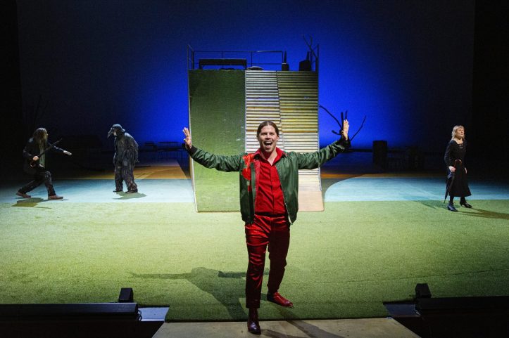 Helsingin Kaupunginteatteri – Humiseva harju – Kuvassa Markku Haussila – Kuva © Robert Sege