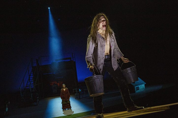 Helsingin Kaupunginteatteri – Humiseva harju – Kuvassa Markus Järvenpää ja Oona Airola – Kuva © Robert Seger