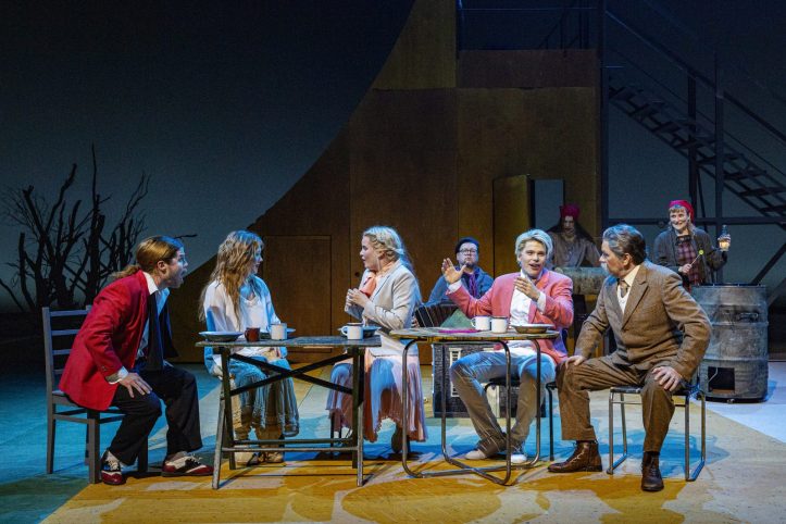 Helsingin Kaupunginteatteri – Humiseva harju – Kuvassa Markku Haussila, Oona Airola, Sonja Pajunoja, Mikko Helenius, Martti Manninen, Matti Rasila, takana Markus Järvenpää ja Leena Rapola – Kuva © Robert Seger