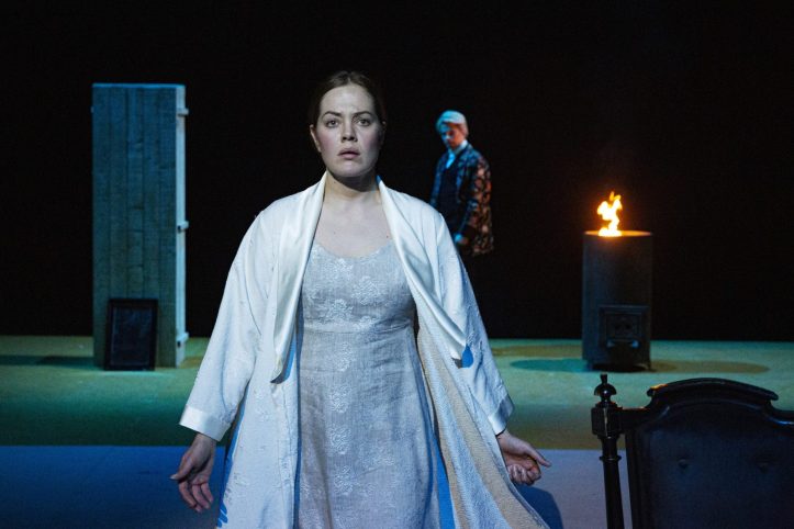 Helsingin Kaupunginteatteri – Humiseva harju – Oona Airola ja Martti Manninen – Kuva © Robert Seger