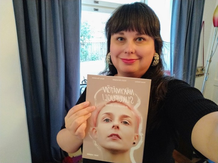 Otin äsken koronabunkkerissani selfien kirjan kanssa. Mutta mitä kävikään silloin kirjan tekstille? :D