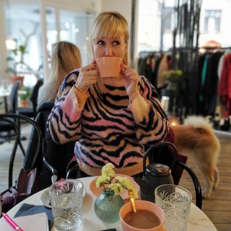 Tapasin Paula Kultanen Ribasin maaliskuun alussa Fredrikinkadun Relove-kahvilassa, jossa myydään myös käytettyjä vaatteita.