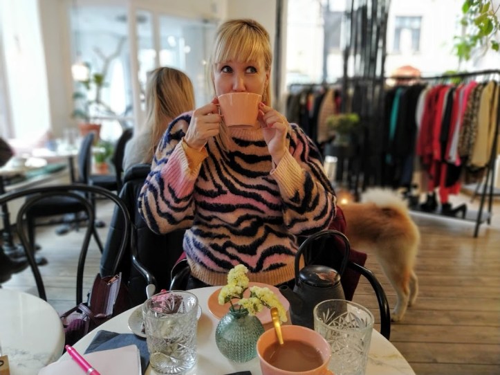 Tapasin Paula Kultanen Ribasin maaliskuun alussa Fredrikinkadun Relove-kahvilassa, jossa myydään myös käytettyjä vaatteita.