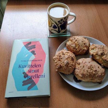 Olen korona-aikana leiponut paljon mm. sämpylöitä, joten kirja pääsi nyt samaan kuvaan keittiönpöydälle pähkinäsämpylöiden kanssa.