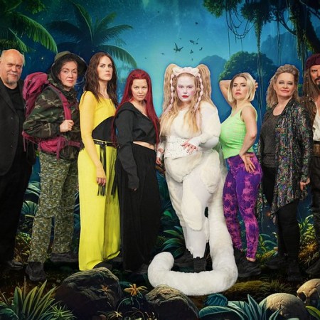 Kuvassa Hannu-Pekka Björkman, Katariina Kaitue, Eeva Mäkinen, Milla Kaitalahti, Kate Lusenberg, Marja Salo, Pirjo Määttä ja Petri Manninen. Kuva Saara Autere. Kuvataustan toteutuksessa on hyödynnetty tekoälyä.
